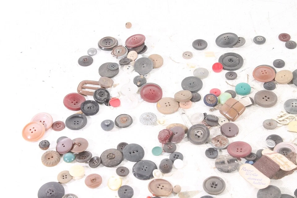 Konvolut alte Knöpfe Kunststoff Metall verschiedene Farben & Formen über 1000g - Bild 3 von 4