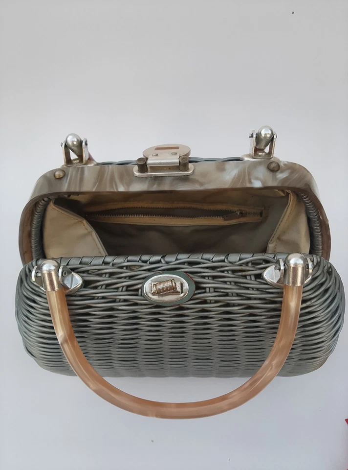 Bolso de mano de mimbre plateado hecho a mano de los años 50 y 60 con asas Lucite perladas acento Foto 3 de 4