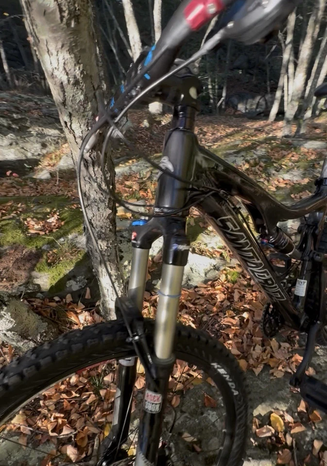 Bicicleta de montaña SantaCruz Blur mediana 26 cuadro de carbono construcción. Usado en excelente estado Foto 3 de 4