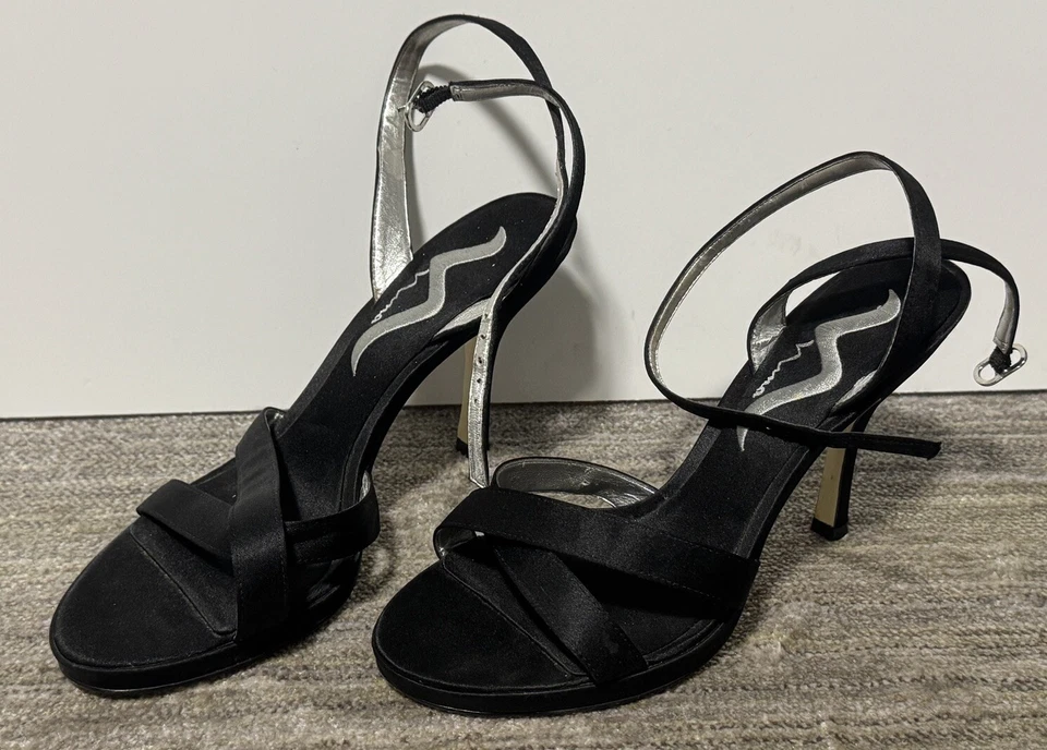 Sandalias de tacón Nina negras satinadas con tiras talla 7 EE. UU. Foto 4 de 4