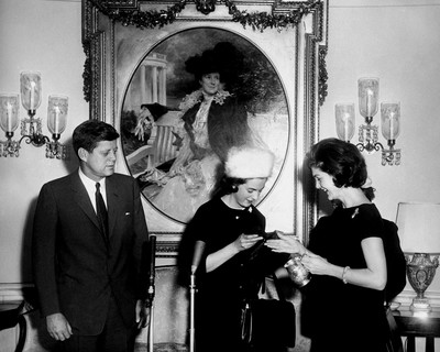 JOHN F. KENNEDY & JACKIE GET CHRISTENING CUP FOR JOHN JR. - 8X10 PHOTO (BB-419)