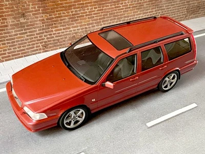 DNA Collectibles - Volvo V70R - Rot metallic - 1:18 - Neuwertig in OVP - Bild 1 von 4