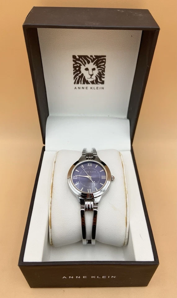 Reloj pulsera brazalete de acero inoxidable con esfera azul para mujer Anne Klein 1441BLSV Foto 2 de 4