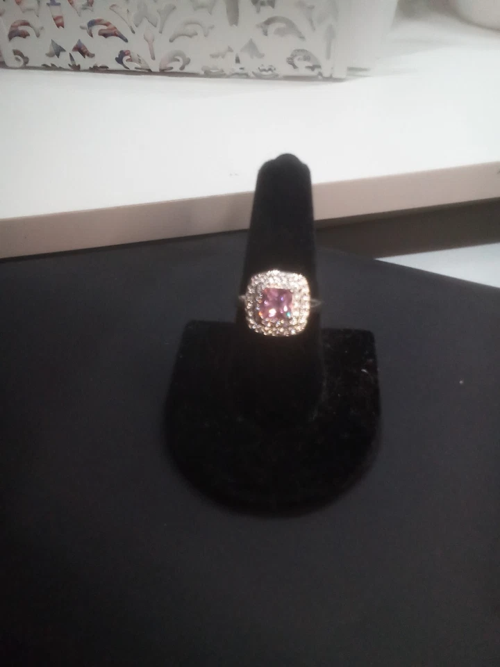 New Fragrant Jewels Ring Size 9 Faux Pink Sapphire Princess Cut W/ Clear Stones - Imagem 2 de 4