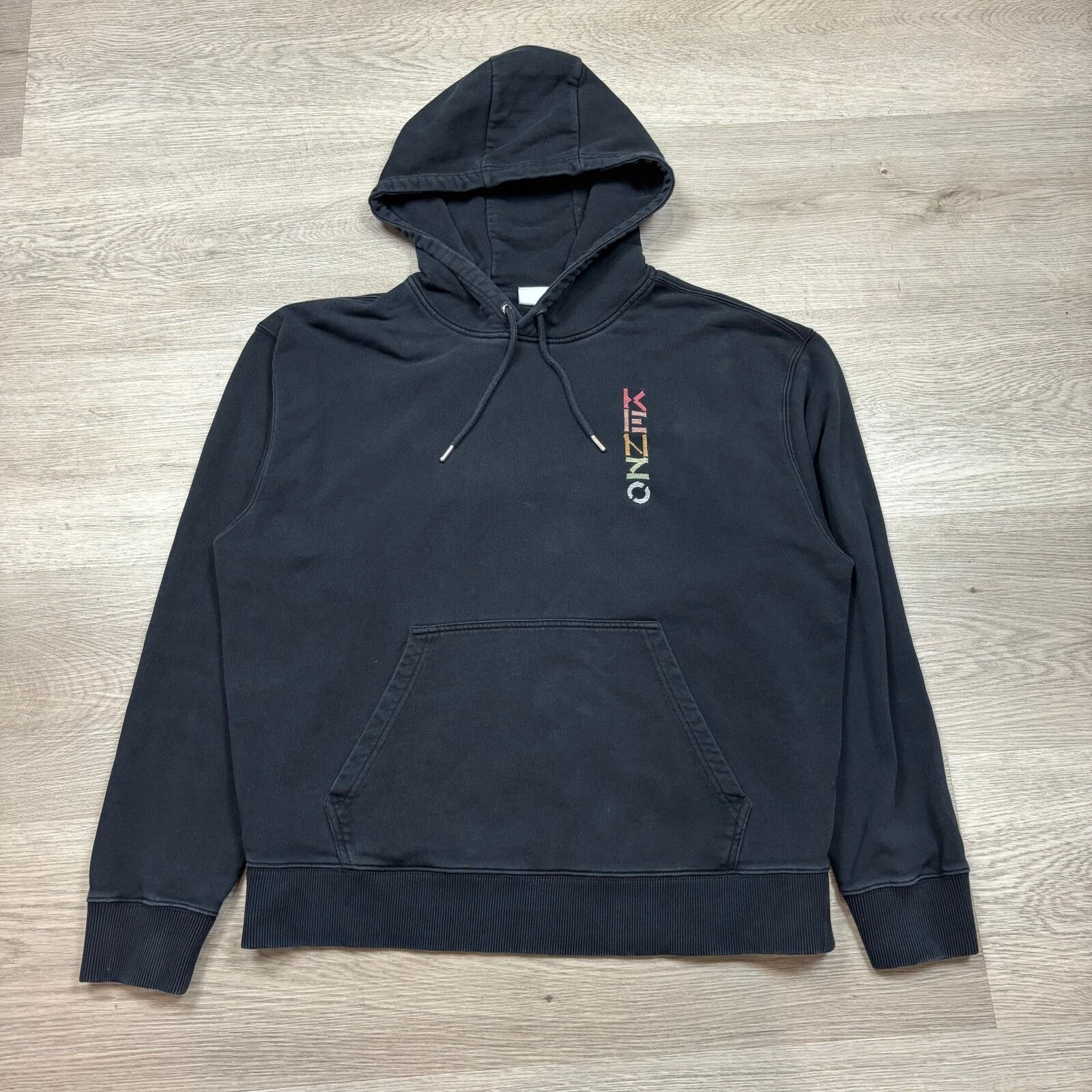 Felpa con cappuccio oversize Kenzo ricamata Spellout logo arcobaleno uomo media