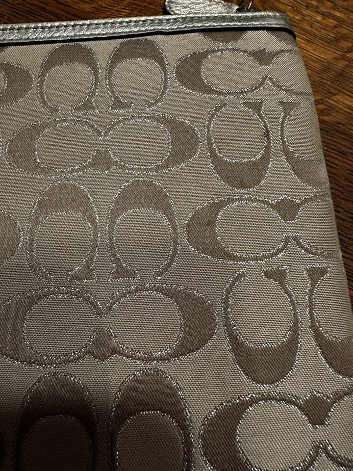 Funda de Transporte Coach Signature C iPad en Beige/Dorado con Cuero Dorado Foto 2 de 4