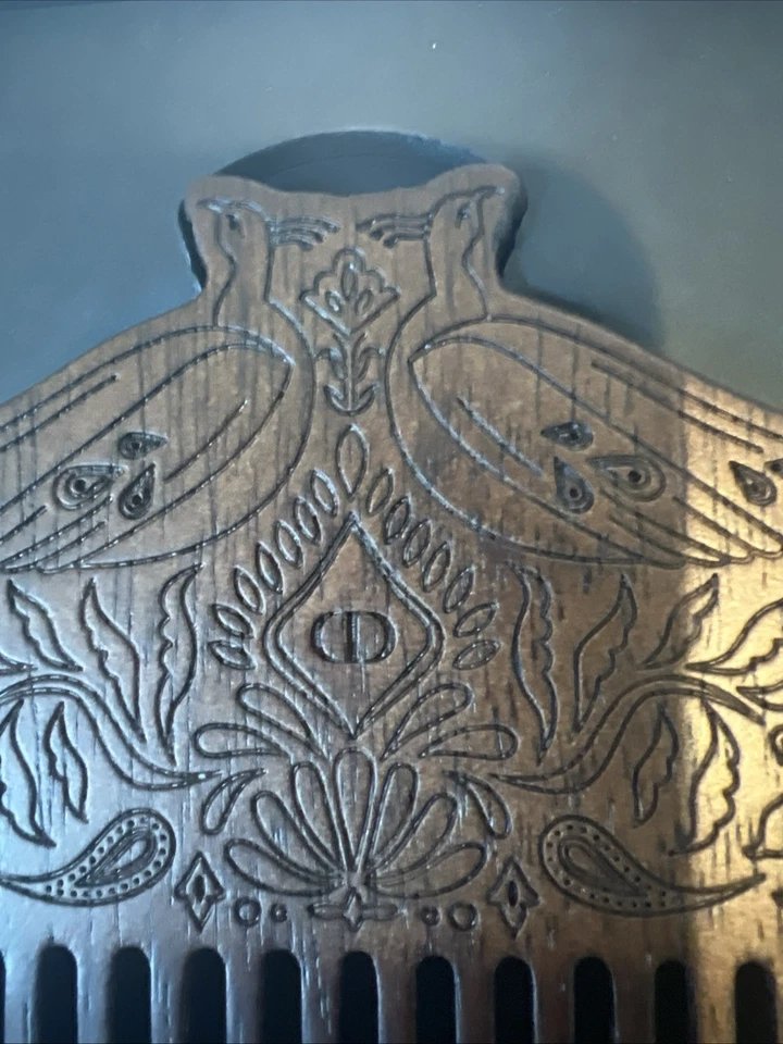 Nuevo y en caja Christian Dior “CD” Peine Decorativo Pavo Real Regalo Exclusivo Madera Grabado Foto 3 de 4