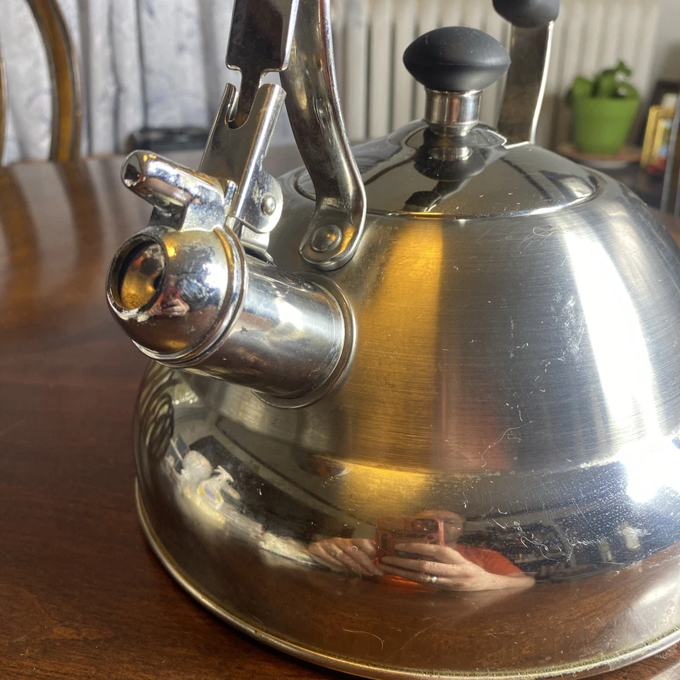 Tetera TRAMONTINA 18/10 acero inoxidable 2 cuartos con mango negro Foto 2 de 4