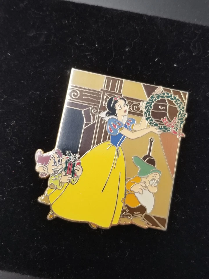 Disney Snow White & Dopey Christmas Wreath Holiday Decor LE 250 RARE Pin - Image 2 of 3