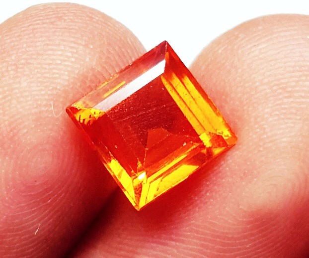 Saphir Naturel Orange-Rouge 18.00 Carats - Taille Ronde, Certifié AGL (Sri Lanka)
