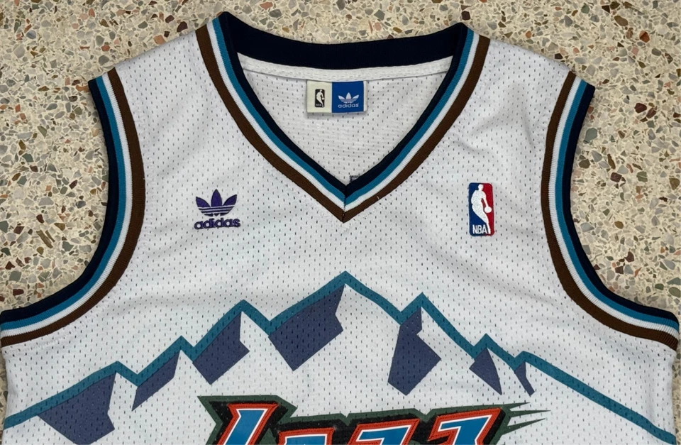 Camiseta Adidas Hardwood Classics NBA Vintage #32 Utah Jazz Karl Malone Tamanho M - Imagem 3 de 4