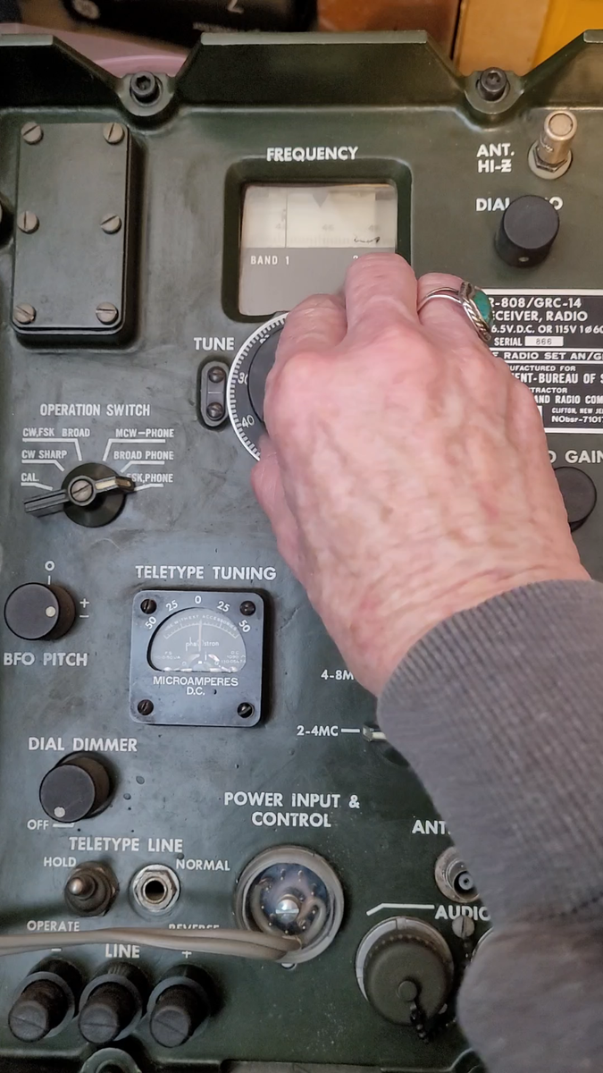 Vintage Vietnam Era R-808 / GRC-14 Receiver, Radio Navy Dept
