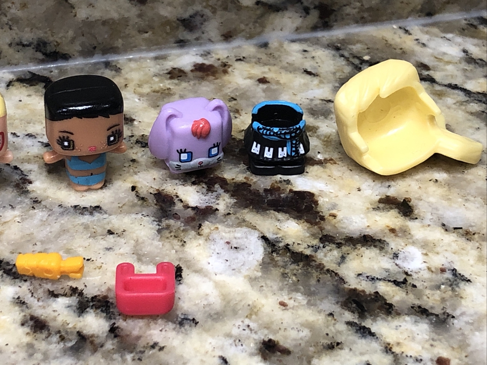 My Mini MixieQ's Dolls Series 1 - Veterinarian Pack 2 figures & pet