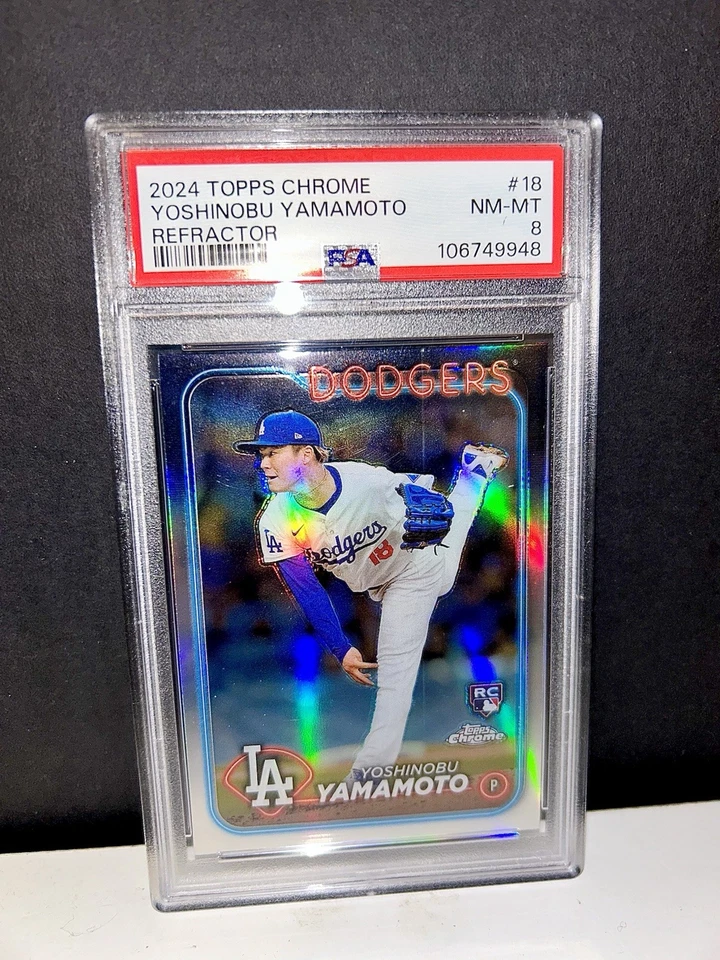 2024 Topps cromo - Yoshinobu Yamamoto #18 refractor (RC) PSA 8 Foto 2 de 3