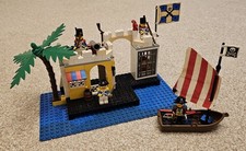 Lego Pirates 6267 Lagoon Lock Up Complete with Instructions and Minifigures.