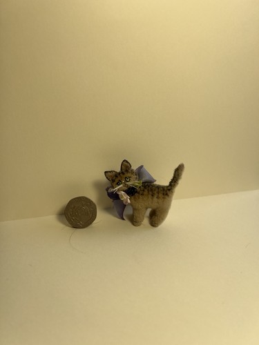 Gato miniatura único en su clase con BlackBerry y adornos de flores de Cottage Kitty miniaturas - Imagen 2 de 6