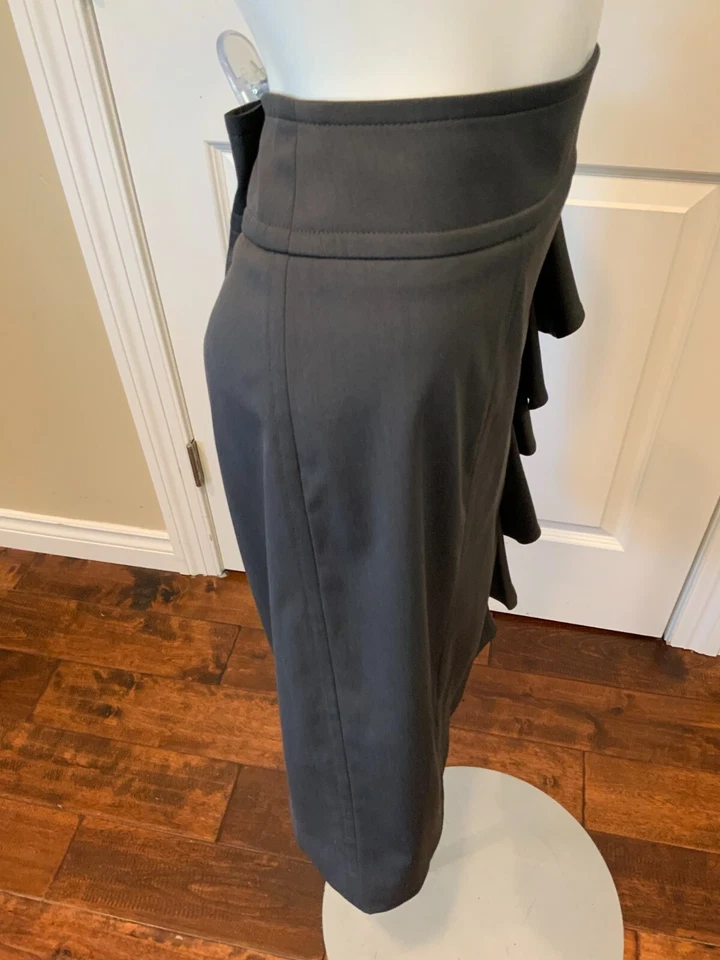 Falda Armani Collezioni Gris Lana Línea A con Volantes Frontales, Talla 6 (US) 42 (IT) Foto 3 de 4