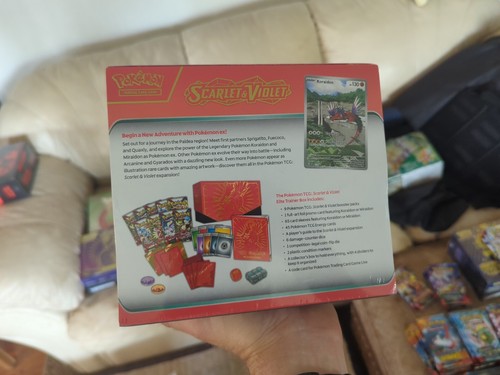 Pokemon Escarlata y Violeta Elite Entrenador Caja ETB Koraidon Sellado de Fábrica - Imagen 3 de 5