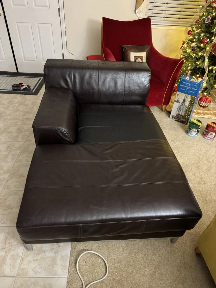 Sofá chaise lounge de cuero sintético Foto 2 de 4