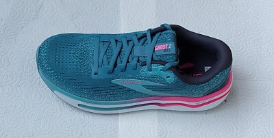 Brooks Ghost Max 2 Damen Laufschuh in petrol mit pinken Streifen an der Sohle 