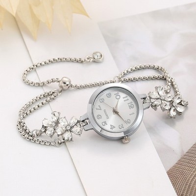 Schicke Quarzuhr mit aufwendigem Diamant Nieten Armband für den täglichen Gebr