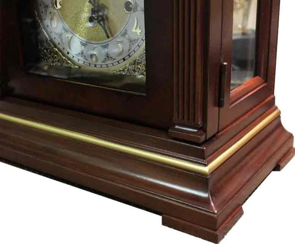 Reloj de sobremesa Howard Miller Westminster campana caja caoba esfera de latón movimiento Foto 2 de 4