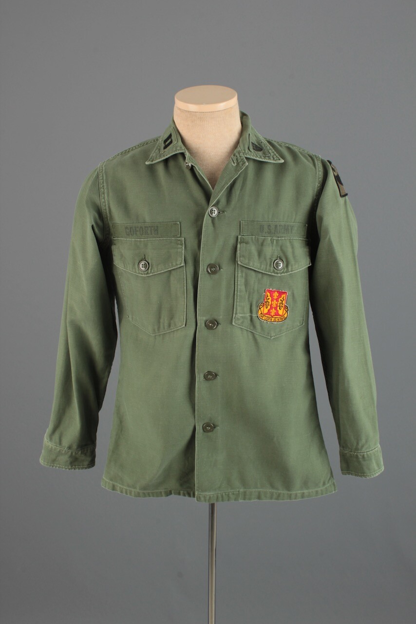 Men's 1960s US Army Sateen Utility Shirt 69th Infantry Patches Small Vtg Vietnam