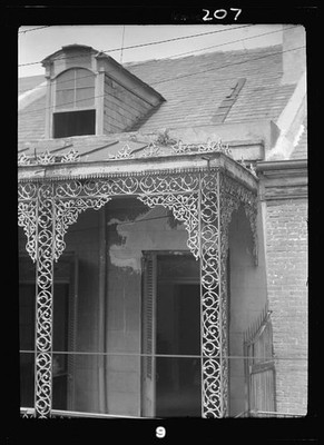 Photo:Upper story of a building with wrought iron balcony, New Orleans