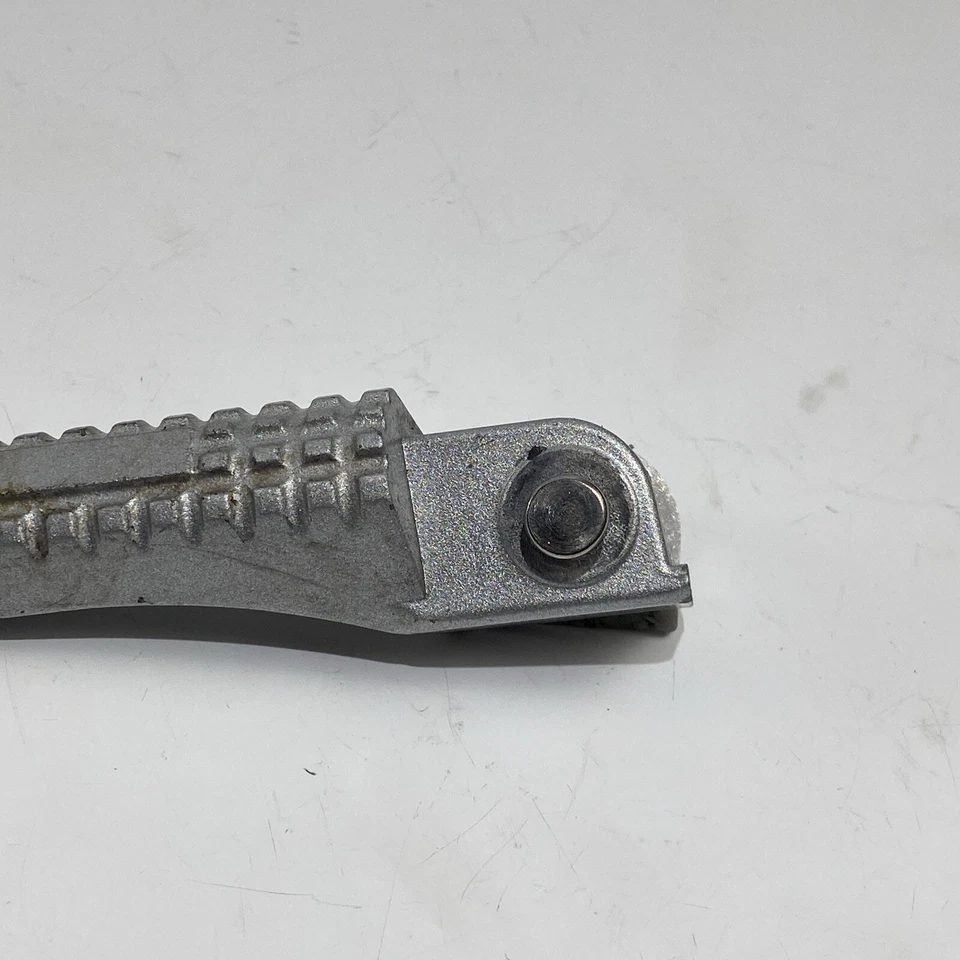 ♻️ Benelli BN 125 E5 2022 - 2024 Rear Right Pillion Footrest Foot Peg ♻️ — 第 4/4 张图片