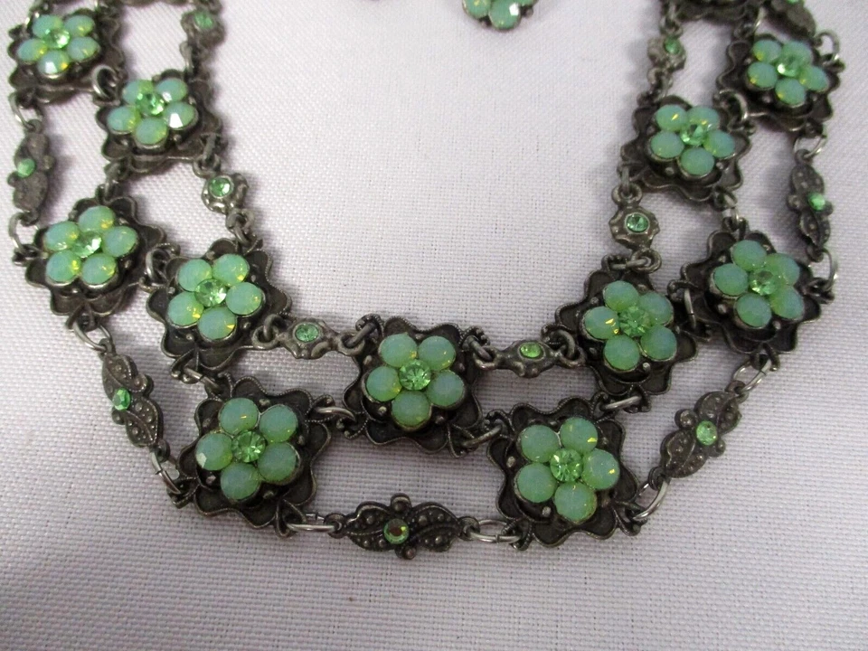 COLLAR GARGANTILLA ESLABÓN CADENA PELTRE FIRMADO YONI Z FLORES Y PENDIENTES CRISTAL VERDE Foto 2 de 4
