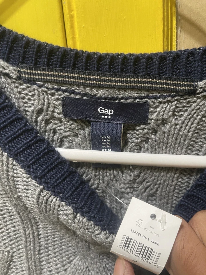 GAP Gray embroidered Sweatshirt sz Medium - Image 3 of 4