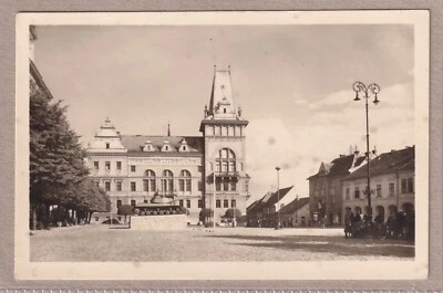 Ansichtskarte Přelouč/Prelauc - Bezirksgebäude/Sparkasse - 1954 - schwarz/weiß - Bild 1 von 2
