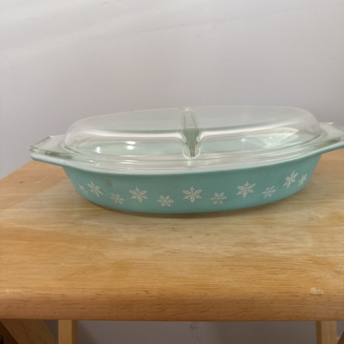 Vintage Pyrex Snowflake 1-1/2 qt. Divided Casserole Dish Turquoise w/Lid
