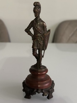 Antike kleine Bronzeskulptur Ritter in Rüstung mit Schild ~ auf Holzsockel