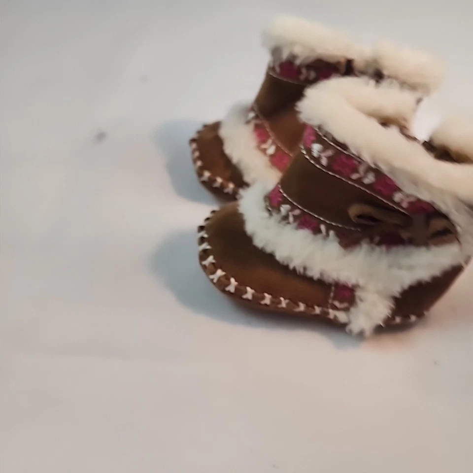 BOTINES MOCASÍN BORDADOS CHILDREN'S PLACE CASTAÑO GAMUZA GENUINA 0-3 M Foto 3 de 4