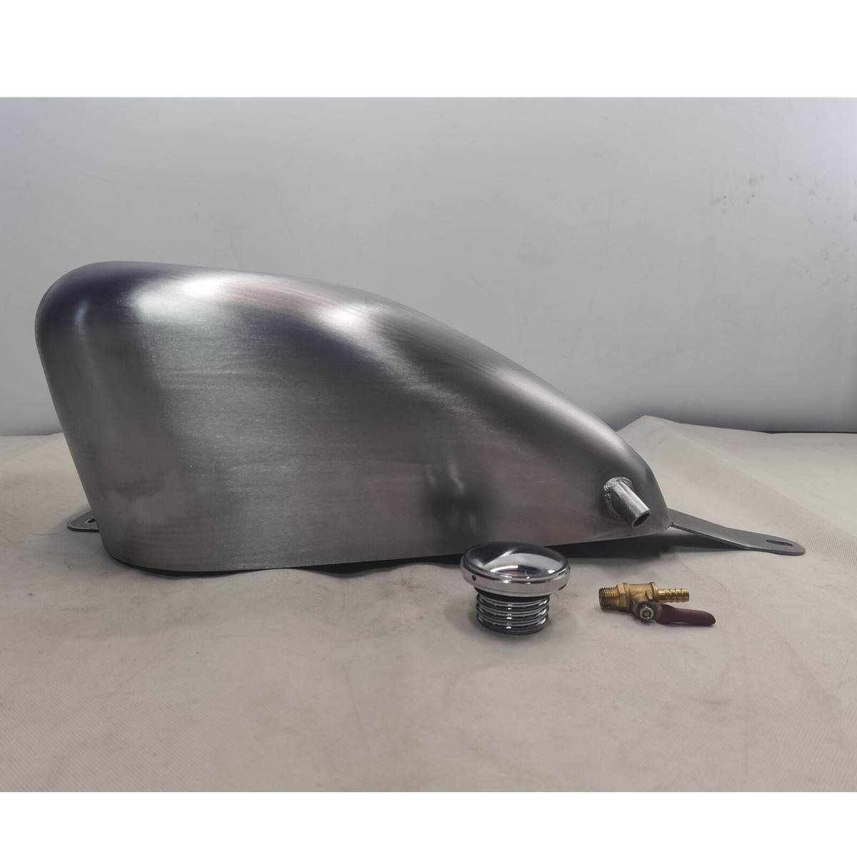 Silver Motorcycle Fuel Tank 10L For YAMAHA DRAGSTAR 1100 XVS1100 V