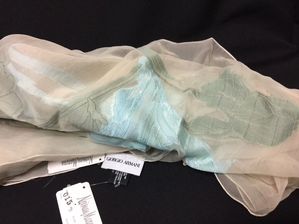 Cachecol semi transparente novo com etiquetas Giorgio Armani mistura de seda bege azul verde floral FS - Imagem 3 de 4