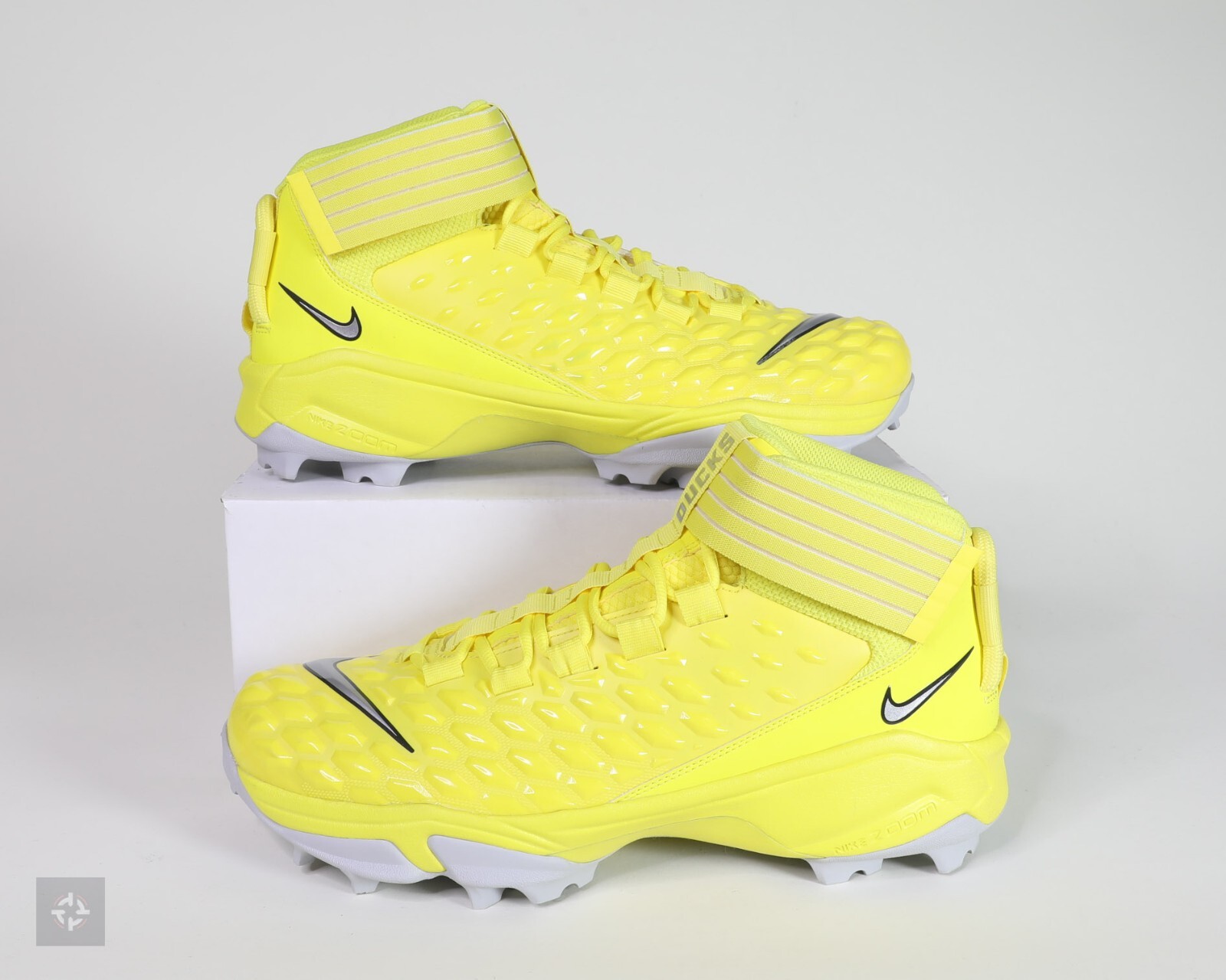 nike men's force savage shark 2 mid football cleats