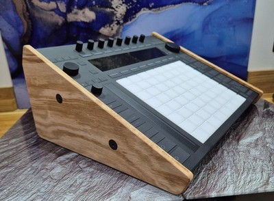 Ableton Push 3 Ständer - Massivholz Synth Ständer - 25° abgewinkelt Schreibtischständer
