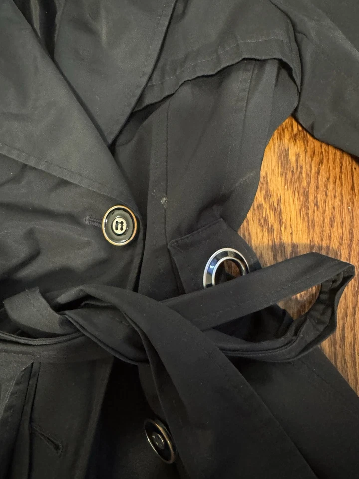 Capa de chuva preta vintage Via Spiga tamanho S com furos de ilhós e cinto de gravata - Imagem 4 de 4