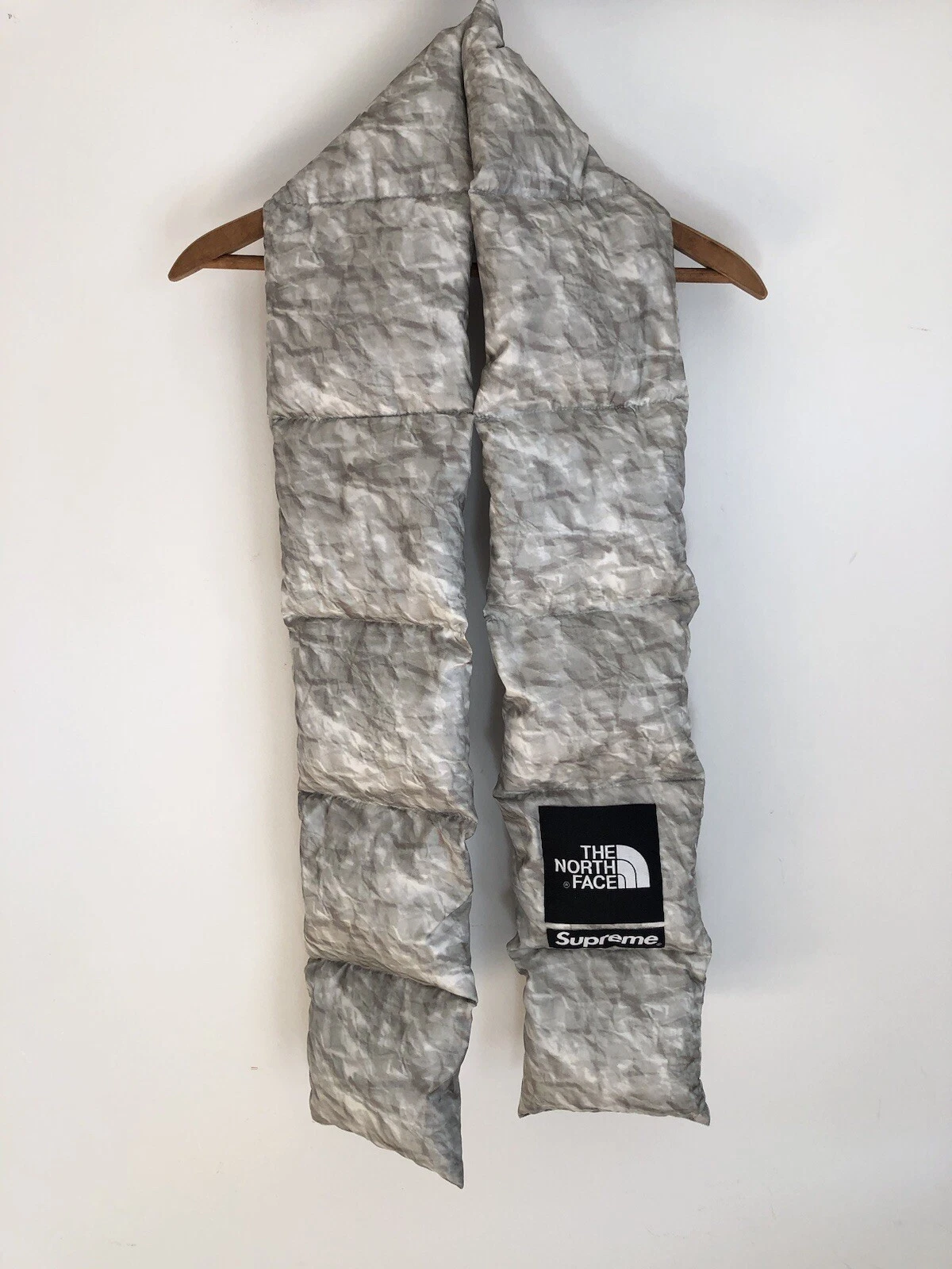 Foulard gris FW18 Supreme x North Face imprimé papier froissé 700 taille unique