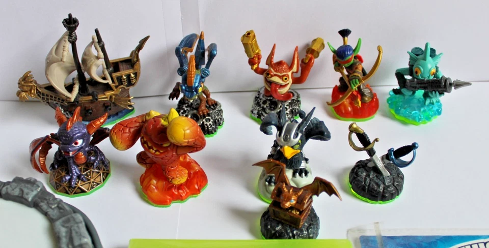 Starter Kit, Bundle of 12 Skylanders Spyro's Adventure Characters, Portal & Game - Image 2 of 4