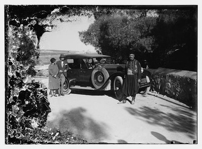Photo:American Consul Heiser [ie., Oscar S. Heizer] and wife beside auto