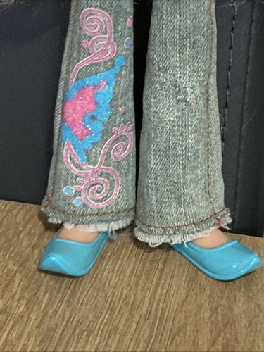 Bratz Doll - Pixiez Dee with wings, shoes/feet - Picture 5 of 19