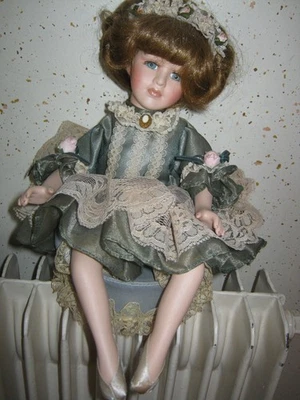 POUPEE BB BOITE A MUSIQUE EN PORCELAINE FONCTIONNE HAUTEUR 26 CM - Photo 1/3
