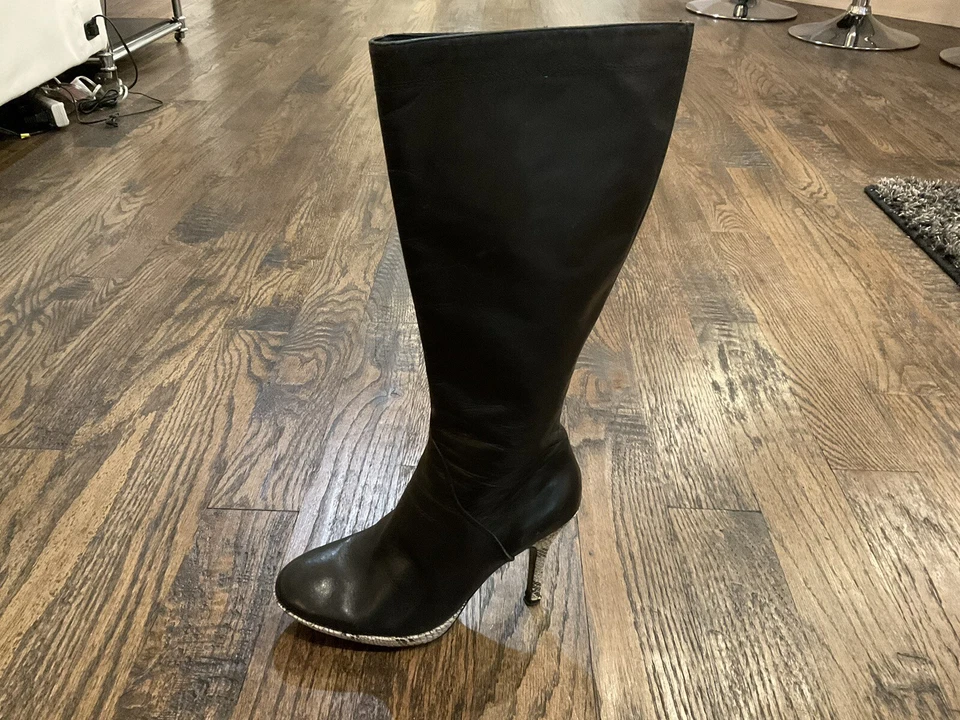 Botas de vestir altas de cuero negras con estampado de serpiente de 4" de tacón Charles David talla 7M Italia Foto 3 de 4