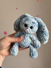 Handgefertigt gehäkelt weiches Hasenspielzeug dunkel und hellblau