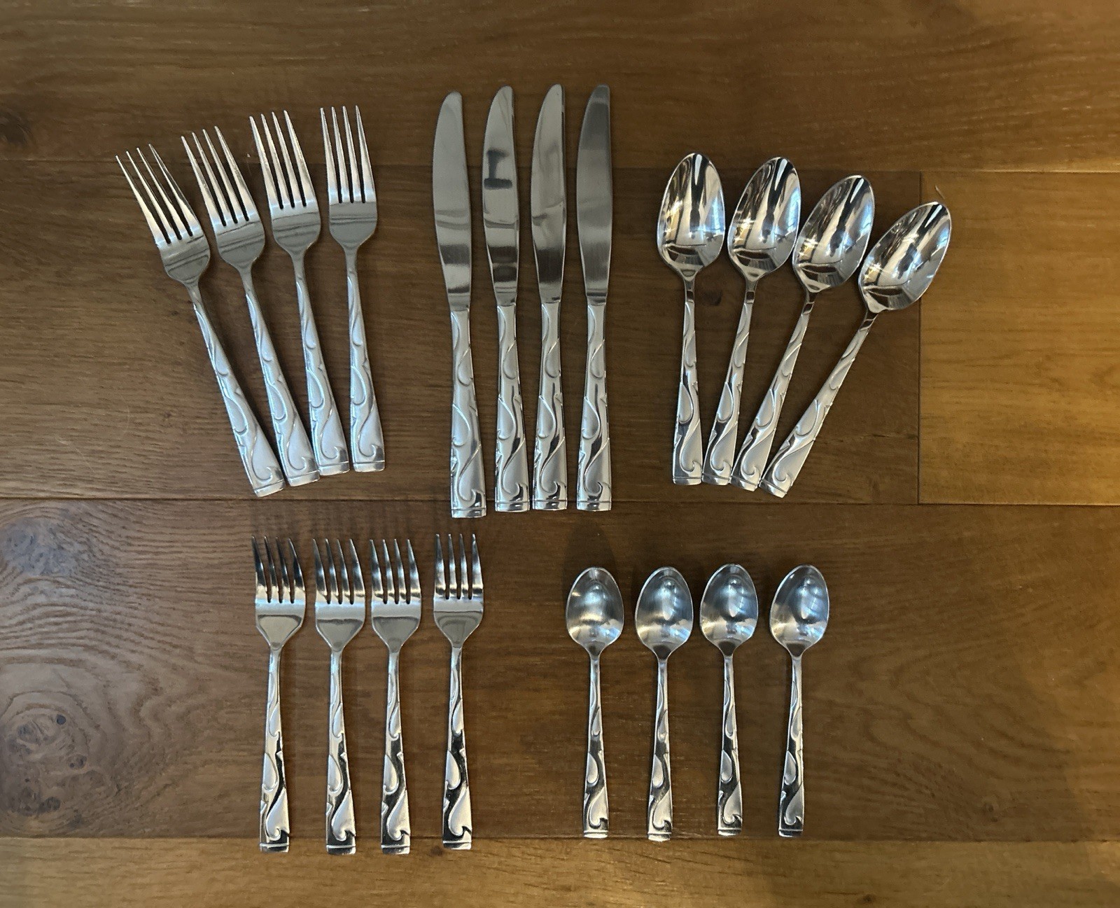 ONEIDA Tuscany Stainless Steel 20 Piece Frosted Flatware Sil