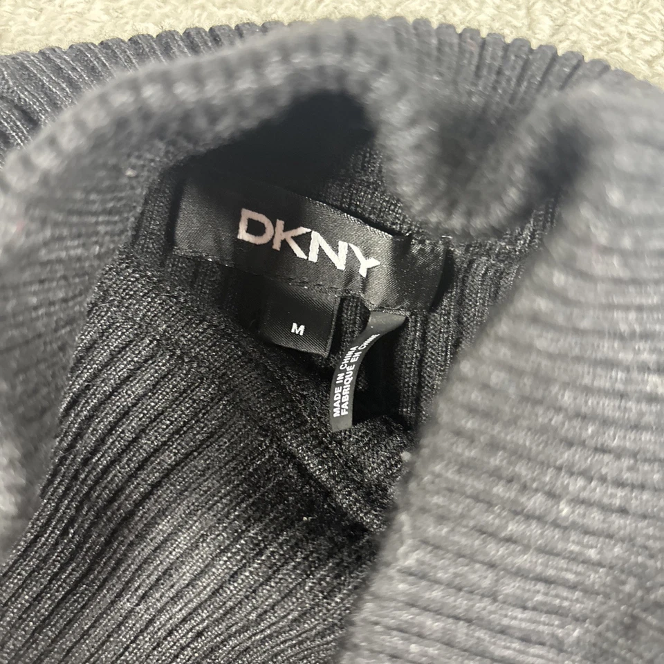 Suéter acanalado DKNY para mujer con cuello falso recortado negro talla mediana Foto 3 de 4