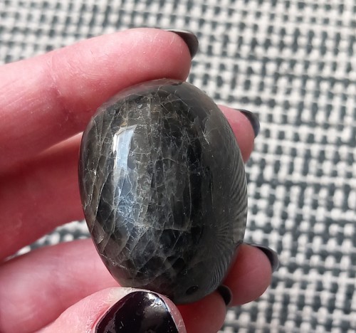 Schwarzer Mondstein Handstein und Kugel Edelstein Heilstein - Bild 2 von 9